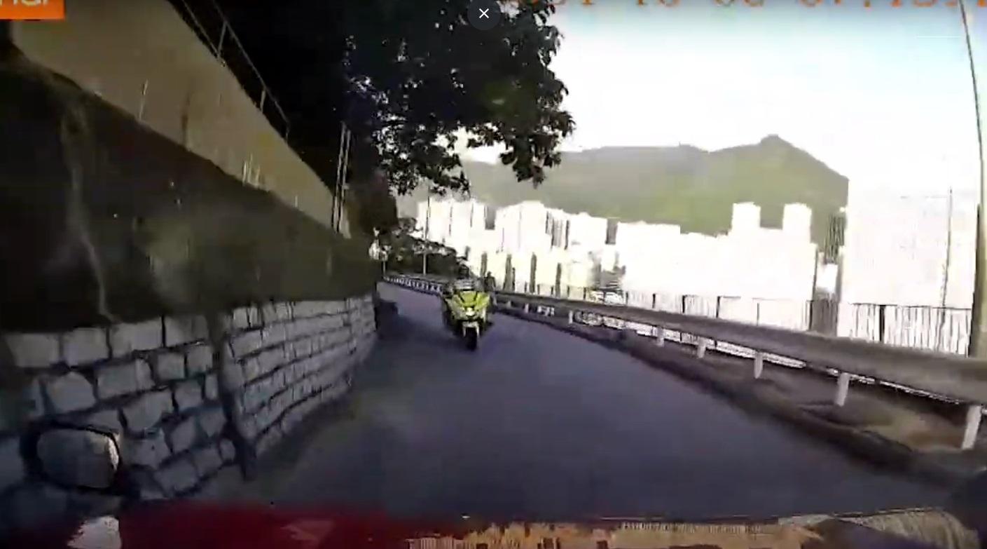 車Cam直擊︱柴灣的士迎頭撼鐵馬,交通警連人帶車被撞至退後。(網片截圖)