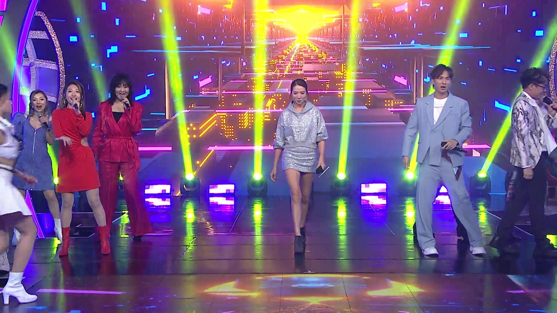 周吉佩與古淖文率領《中年》第1及第2季參賽者打頭陣表演揭開序幕。