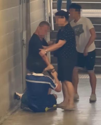 社交平台流傳一段疑與事件有關的爭執影片,事發地點為德大徑附近行人隧道,一名穿藍衫的男攝影師被黑衫男子壓倒在地拉扯(荃灣 大窩口邨 葵涌邨FB)