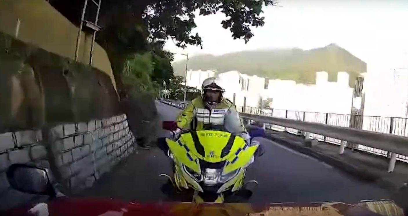 車Cam直擊︱柴灣的士迎頭撼鐵馬,交通警連人帶車被撞至退後。(網片截圖)