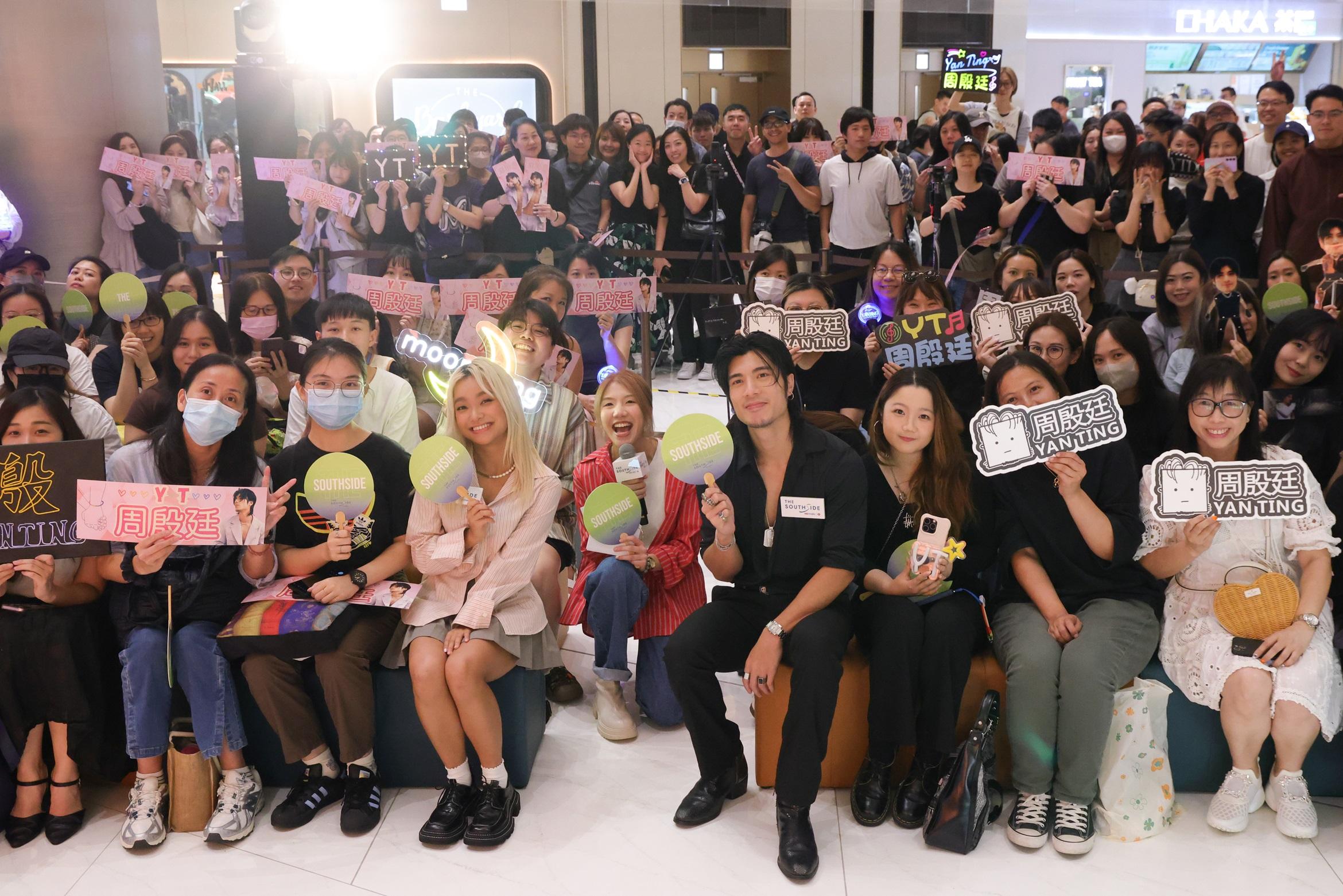 YT與moon tang一起走到台下與歌迷大合照。(圖:吳康琦)
