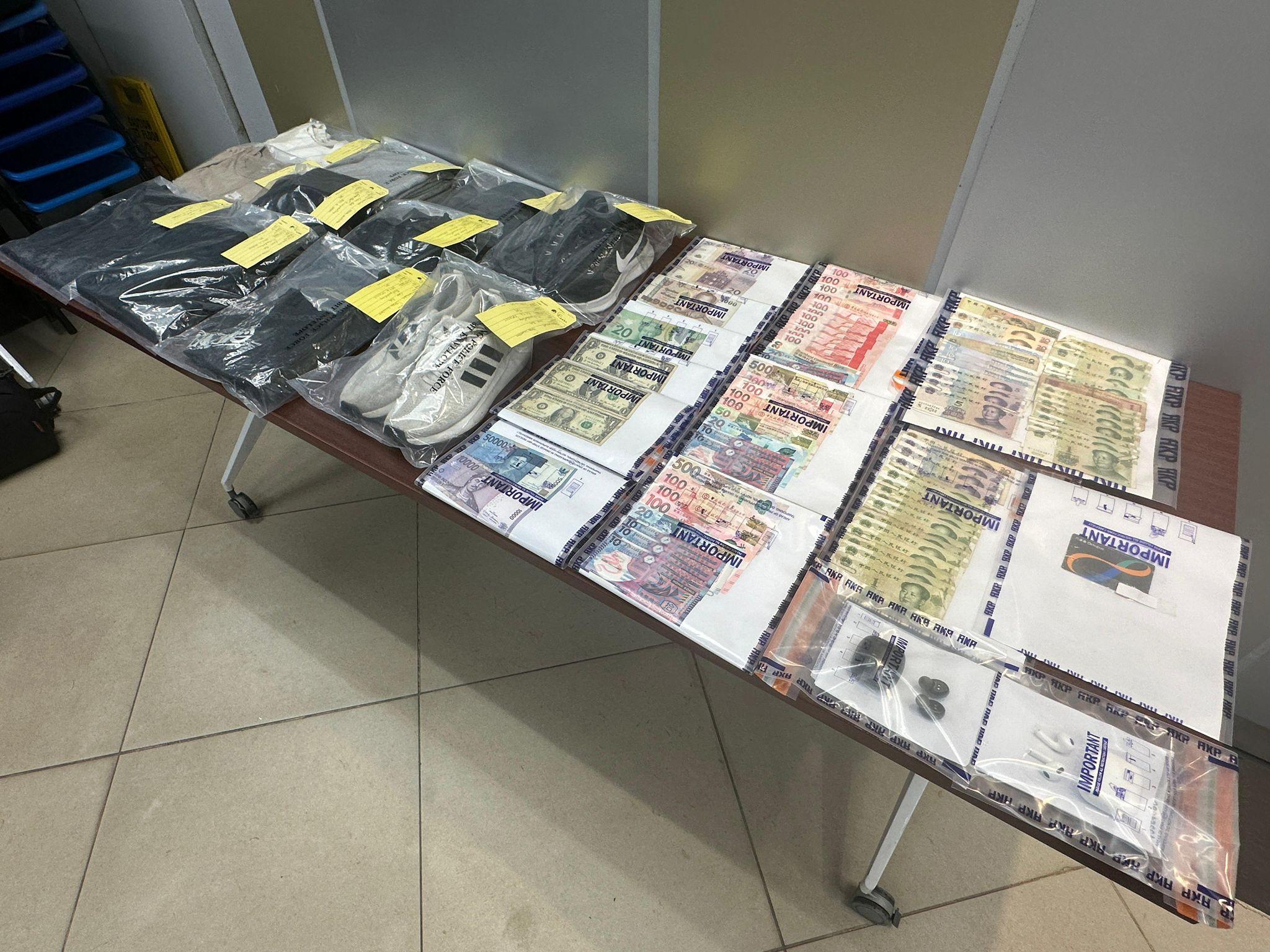 警方破獲一個扒竊集團,上周五(25日)在荃灣區一酒店拘捕3名內地男子,涉嫌與屯門及將軍澳的5宗扒竊案有關,其中2人為非法入境者,另外一人持雙程證。