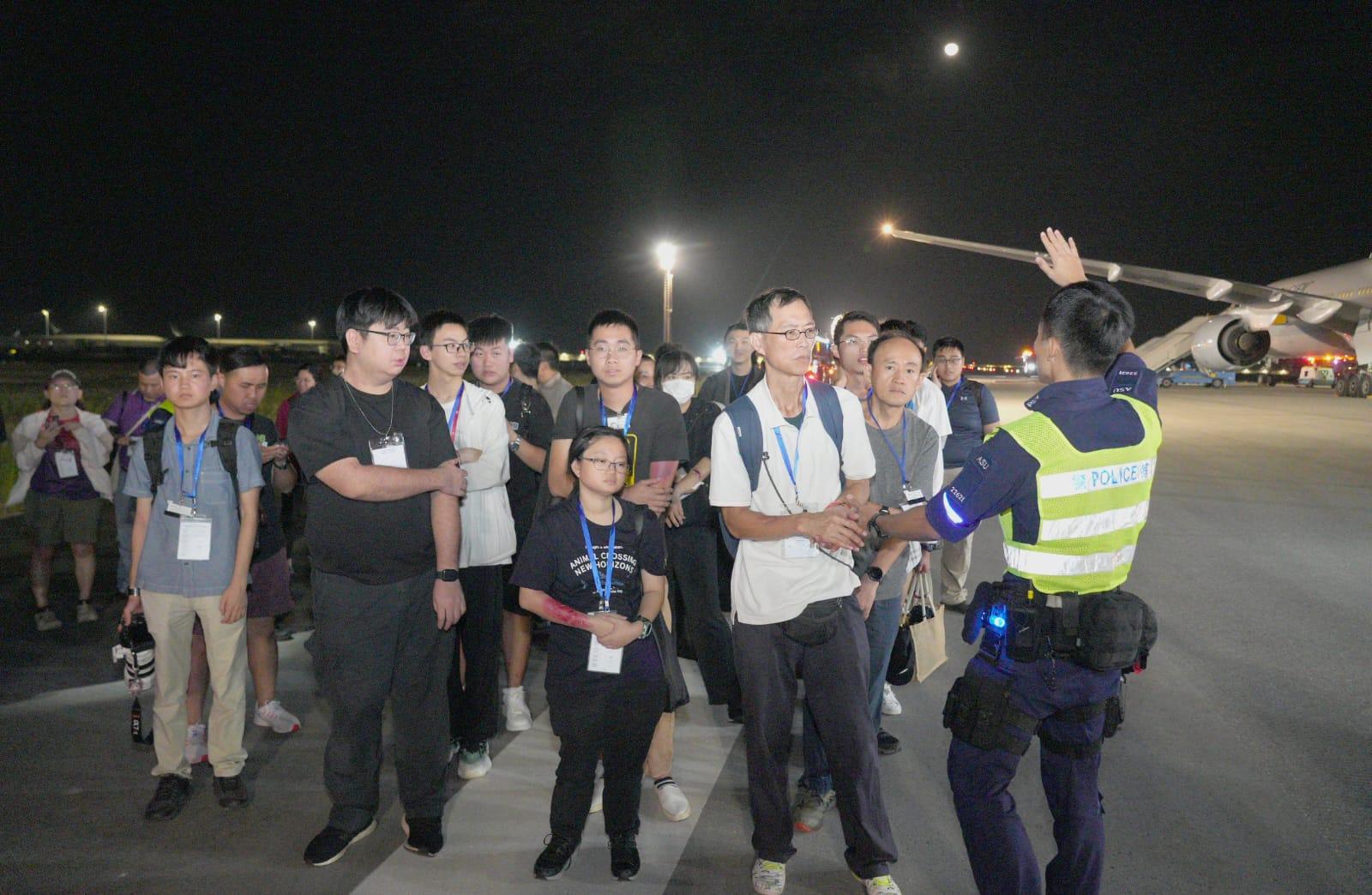 機場三條跑道計劃本年底前將全面投入運作,政府多個部門聯同公立醫院等機構超過1000名人員,首次在重新配置的中跑道,進行飛機事故及救援演習。