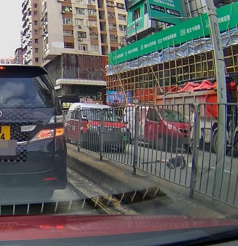 有消防車輛駛至,便閃燈停靠一邊。(網片截圖)