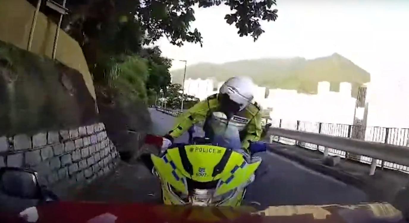 車Cam直擊︱柴灣的士迎頭撼鐵馬,交通警連人帶車被撞至退後。(網片截圖)