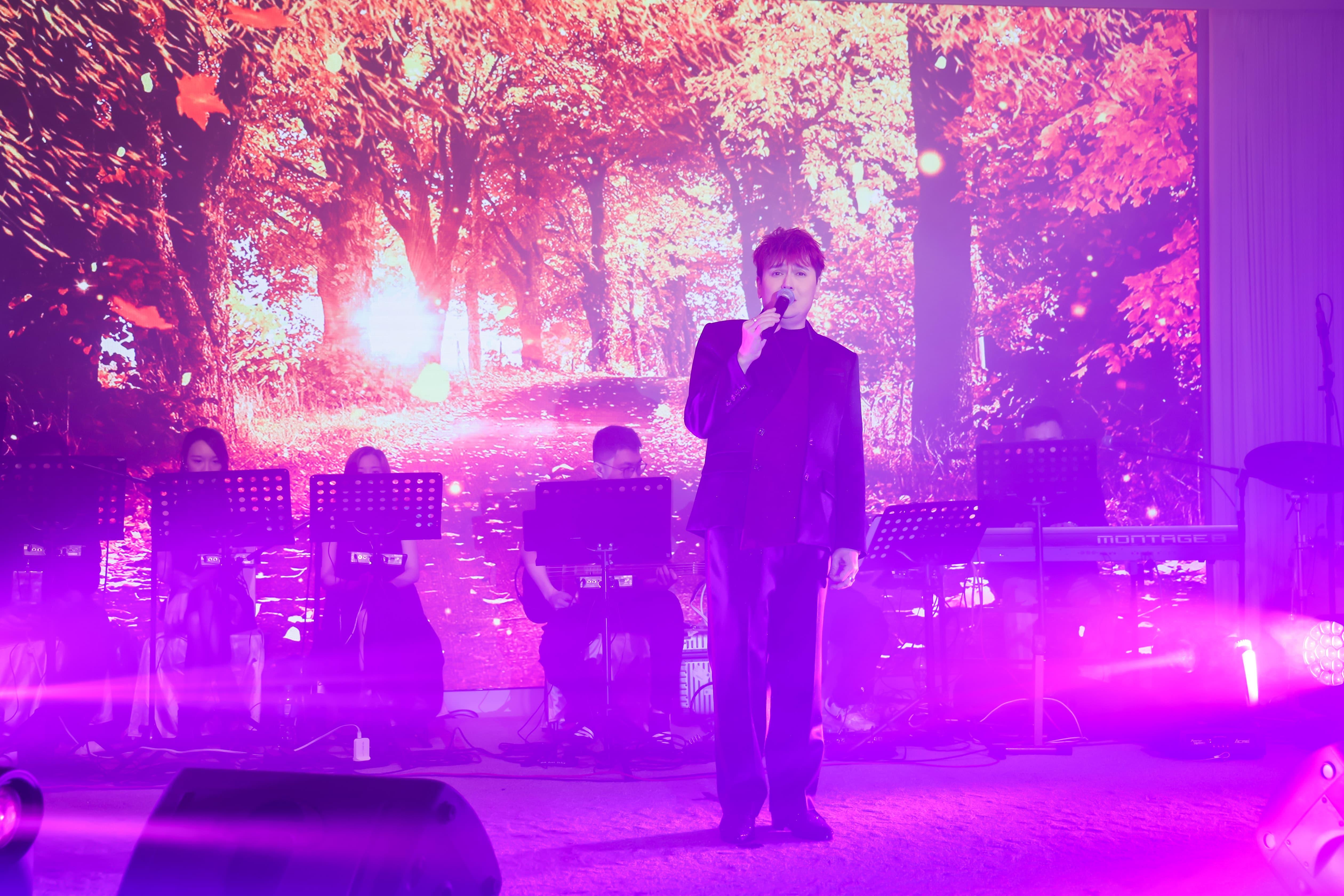 歐信希雖然是搞生日會,不過舞台製作亦很有心思。