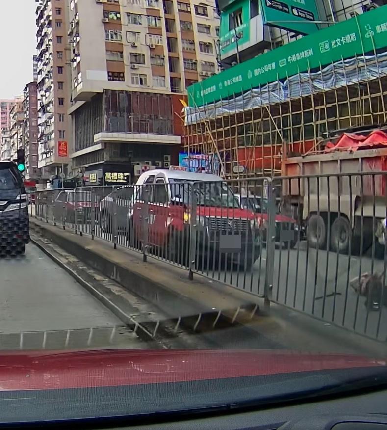 白衣男試圖拉起黑衣男,惟黑衣男堅持「𦧲地」不起。(網片截圖)