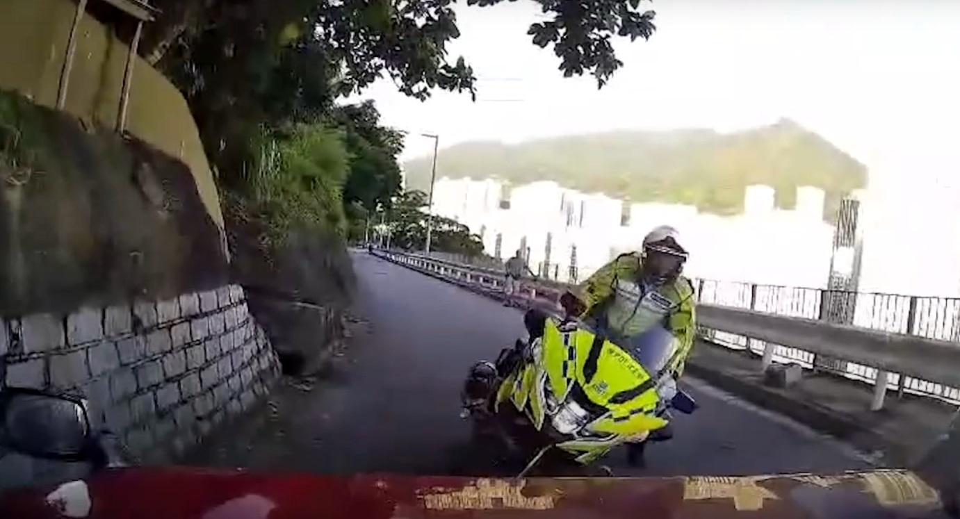 車Cam直擊︱柴灣的士迎頭撼鐵馬,交通警連人帶車被撞至退後。(網片截圖)
