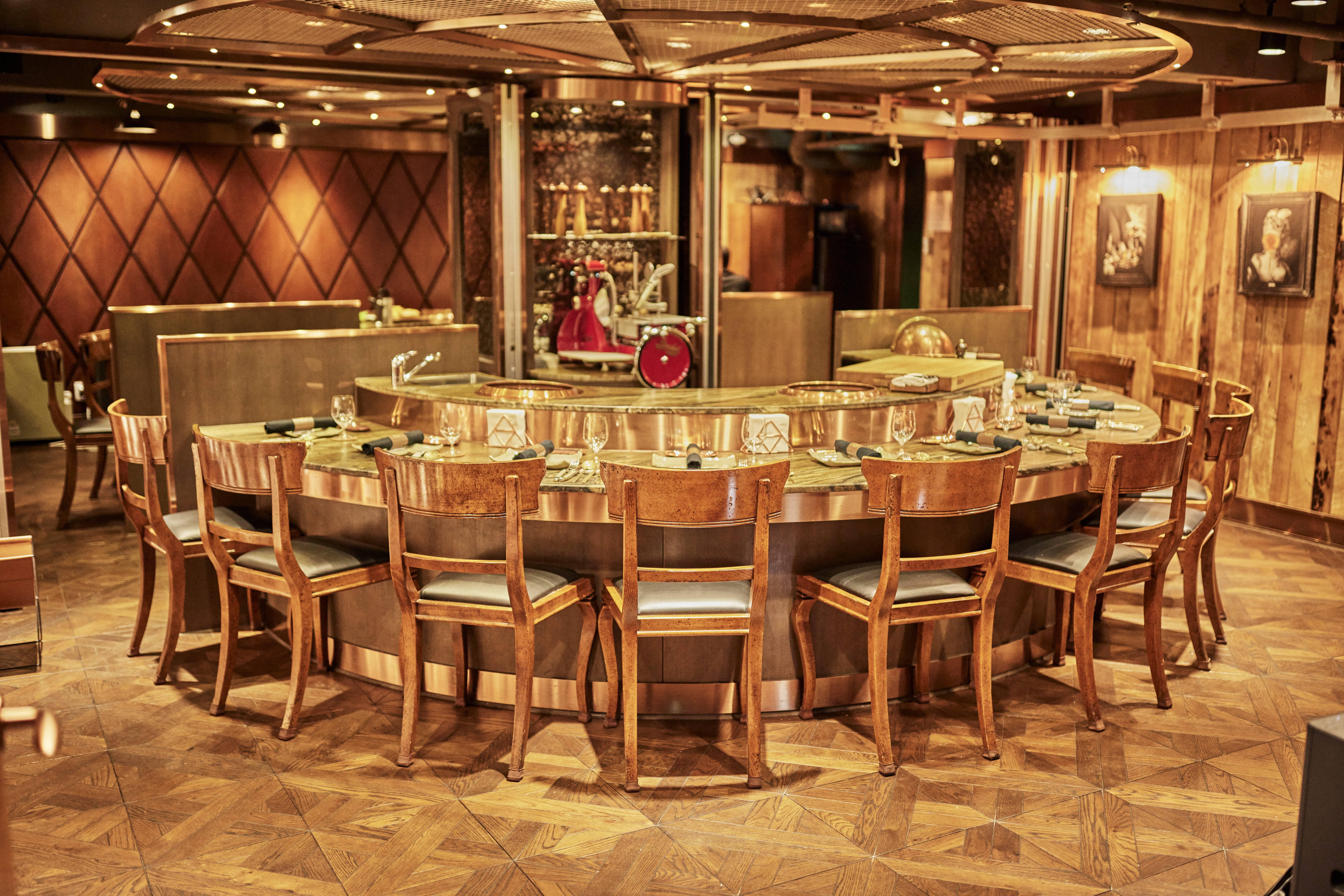 Born and Bred 座落在首爾麻浦肉類批發市場附近,設有隱秘的地下餐室,Blackpink、球星David Beckham等曾是座上客。