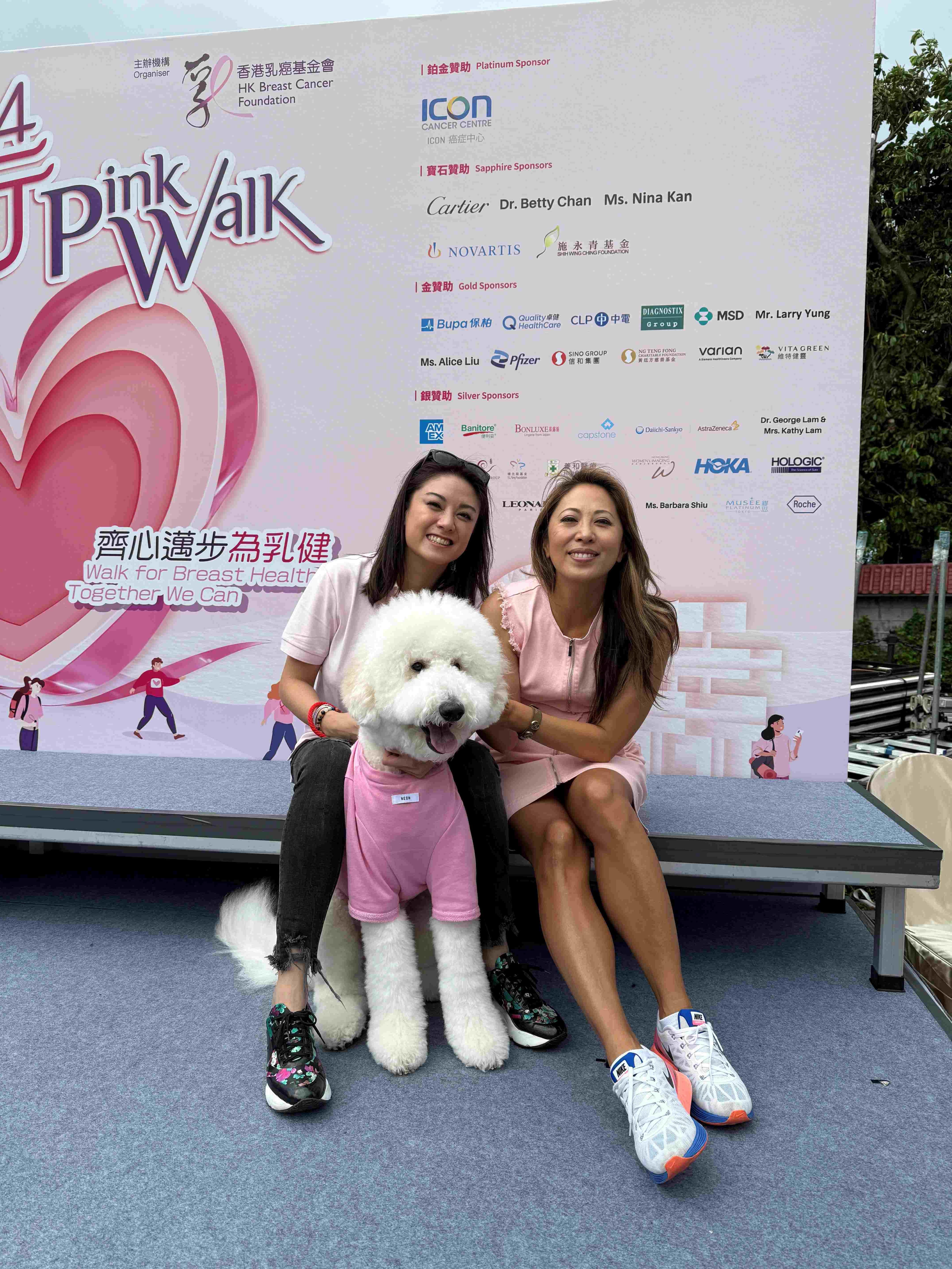 廖碧兒、李樂詩與獲得造型突出獎的狗狗合照。