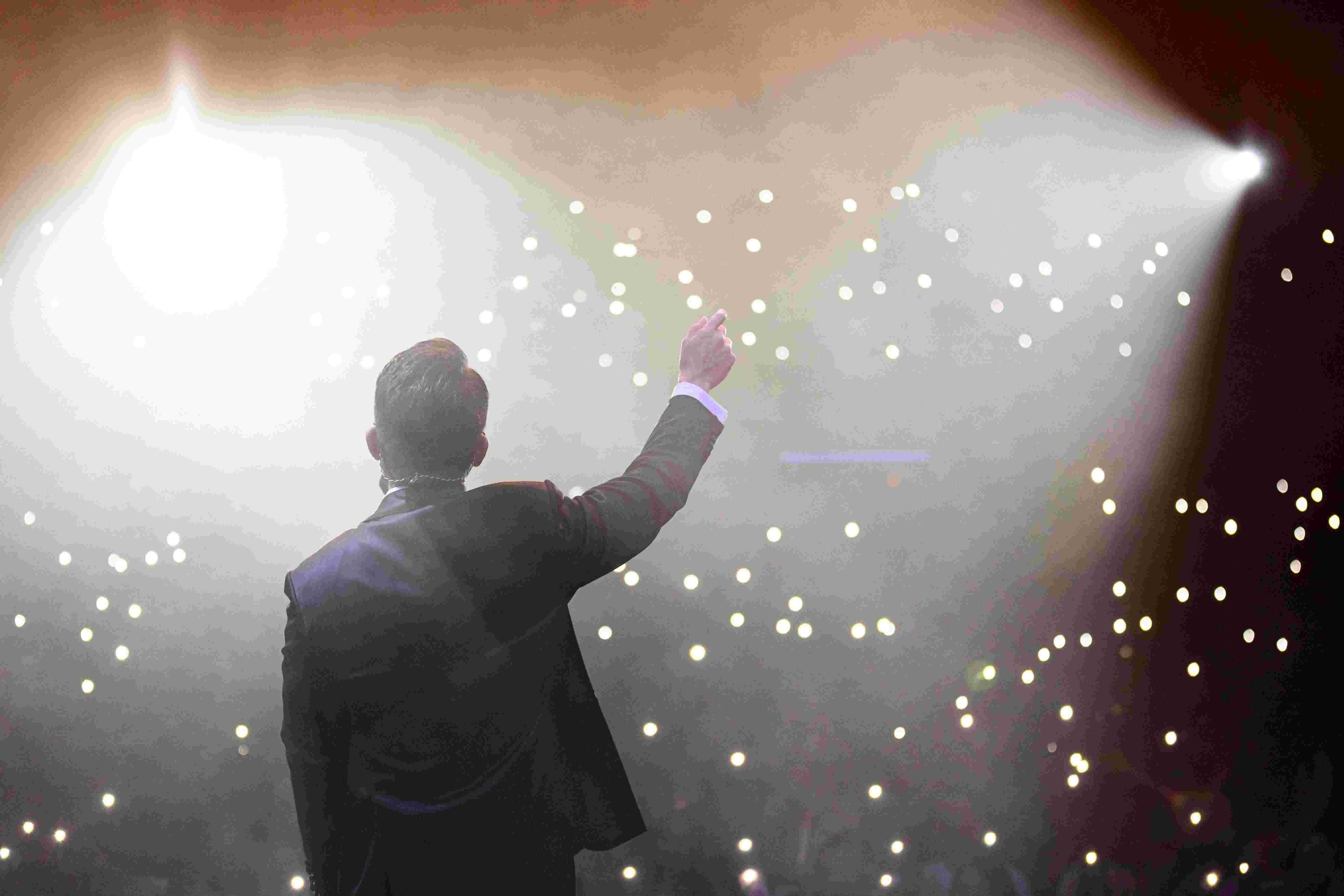 陳奐仁整晚與觀眾互動十足,觀眾一度亮起手機燈營造一片星海,氣氛浪漫。