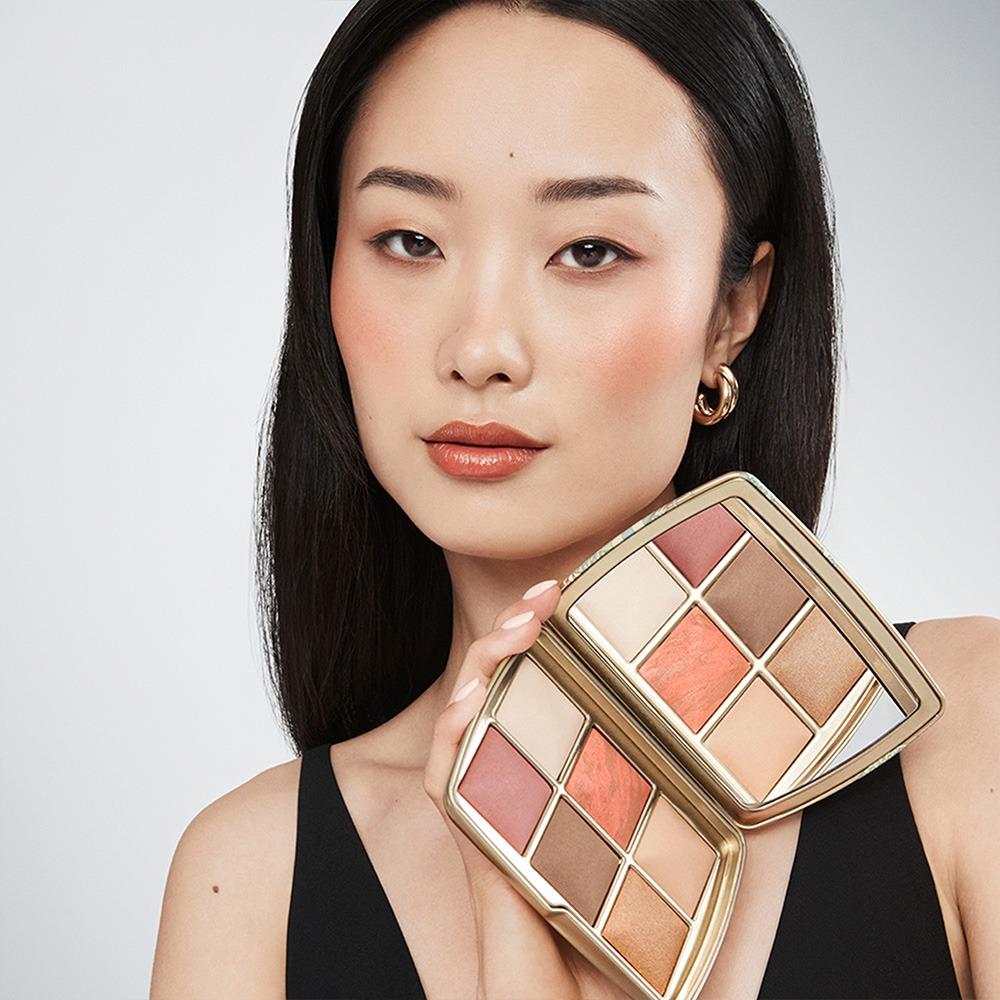 聖誕限量彩妝2024|HOURGLASS The Dragon palette包括 Divine Light 蜜粉、Peach Fusion 腮紅、Mauve Haze 腮紅、Soft Bronze 修容和 Sunlit Strobe Light 高光。$790