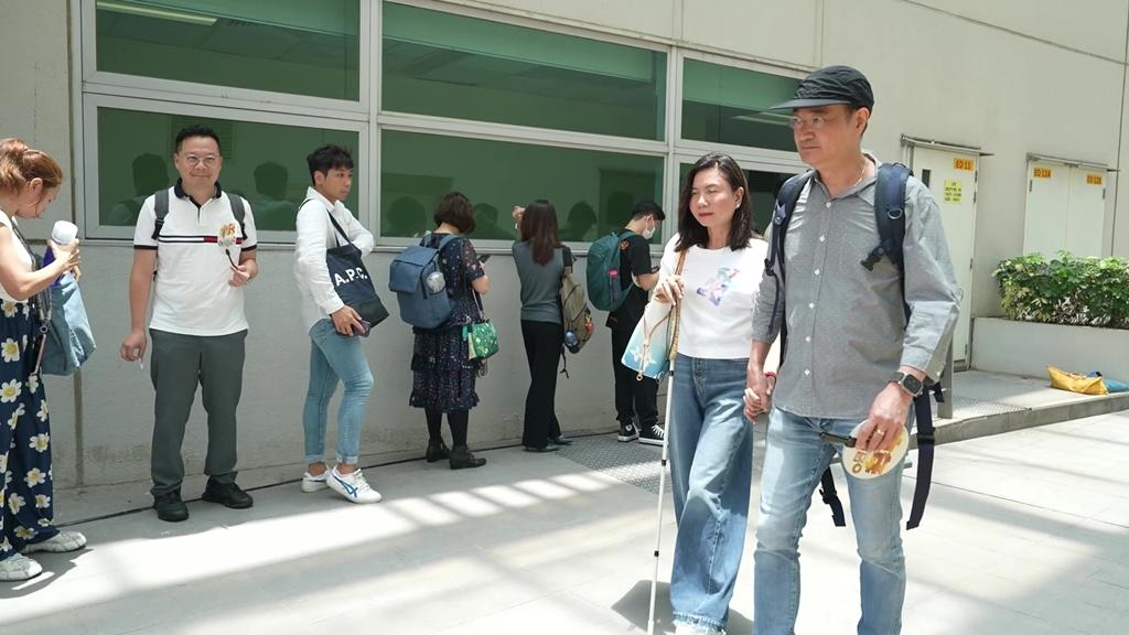 丈夫全程陪伴在側。