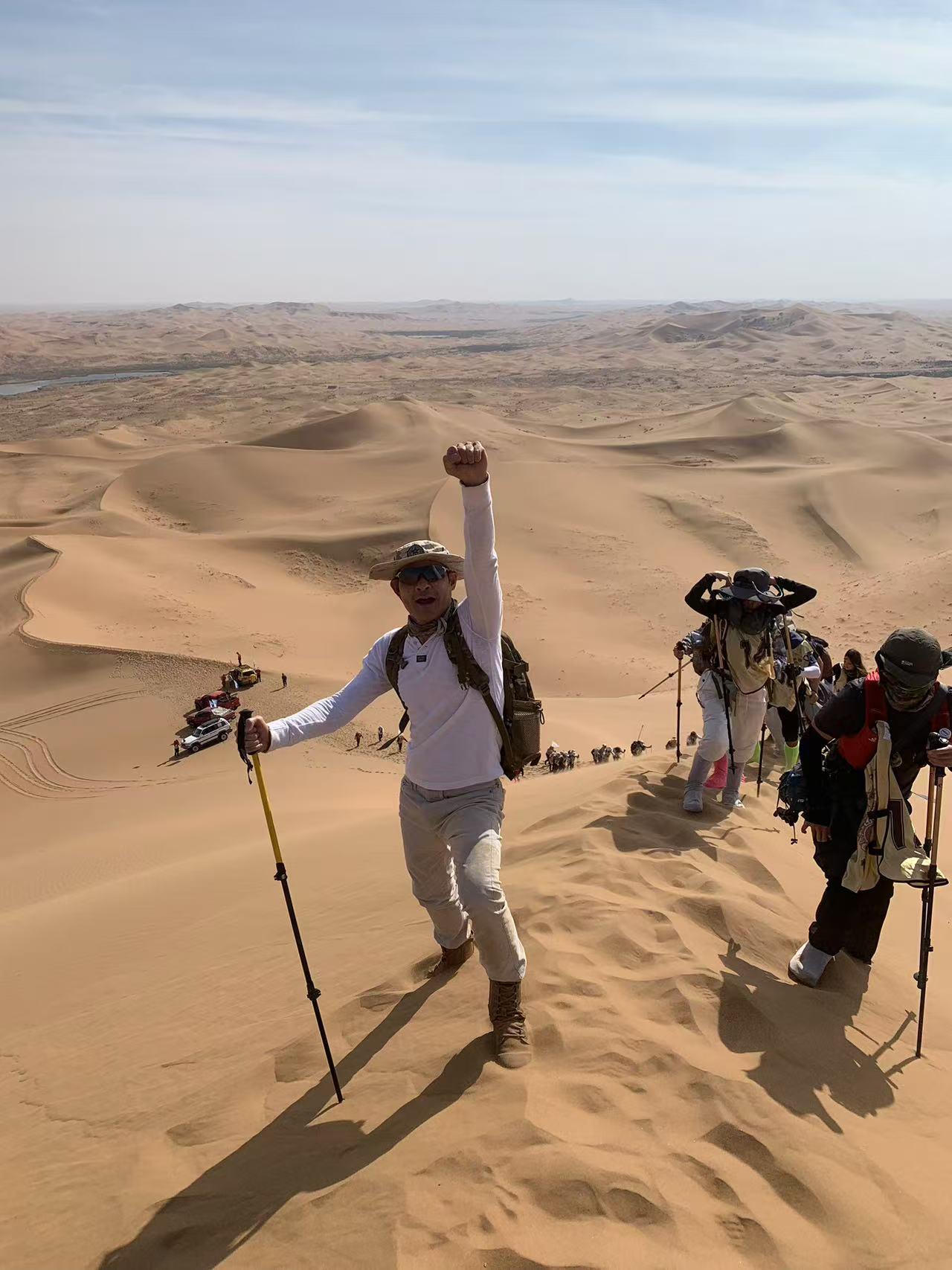 黃智賢人生首次踏足沙漠,心情興奮 。