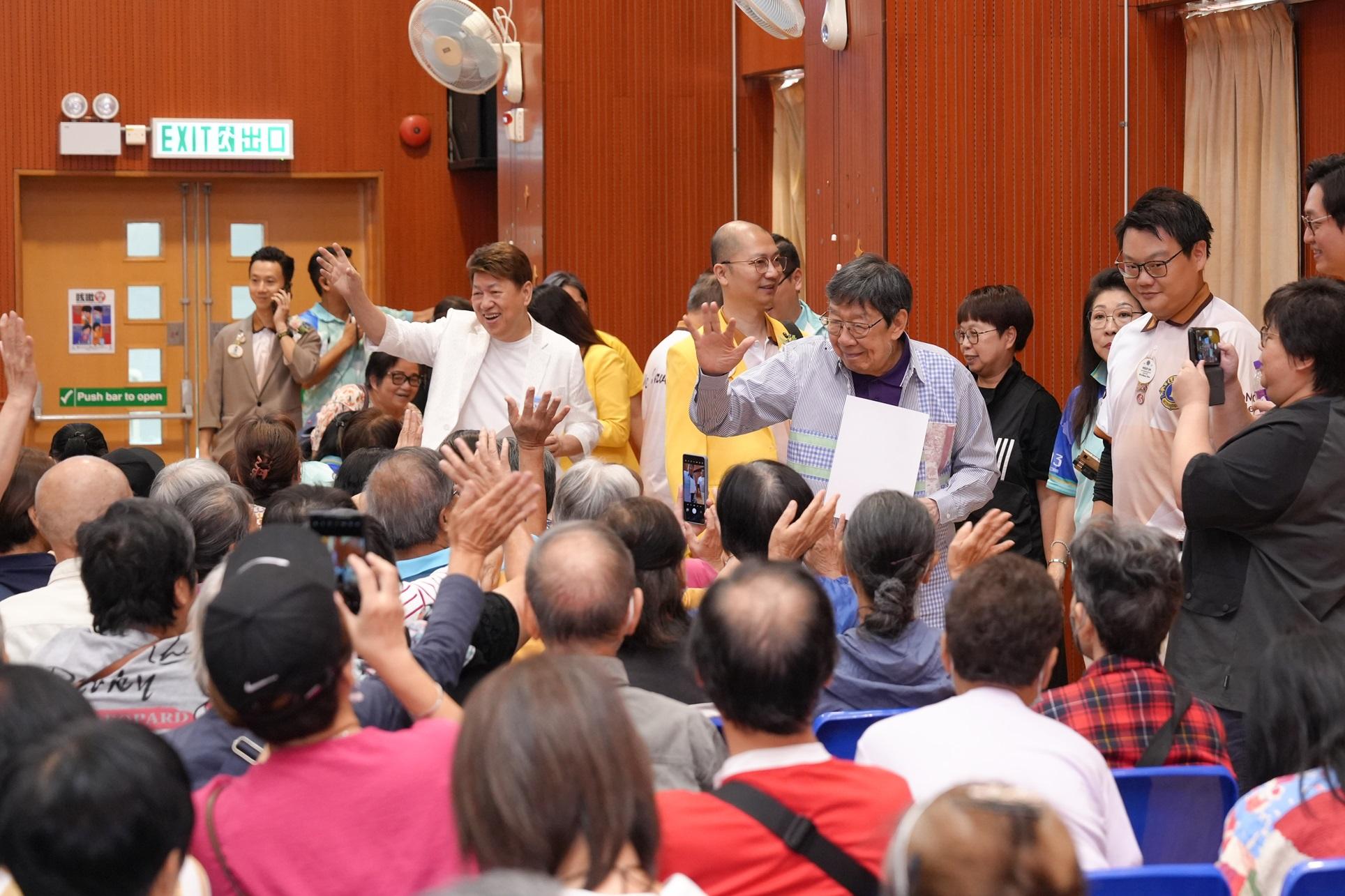 修哥是親善大使,好受長者們歡迎。