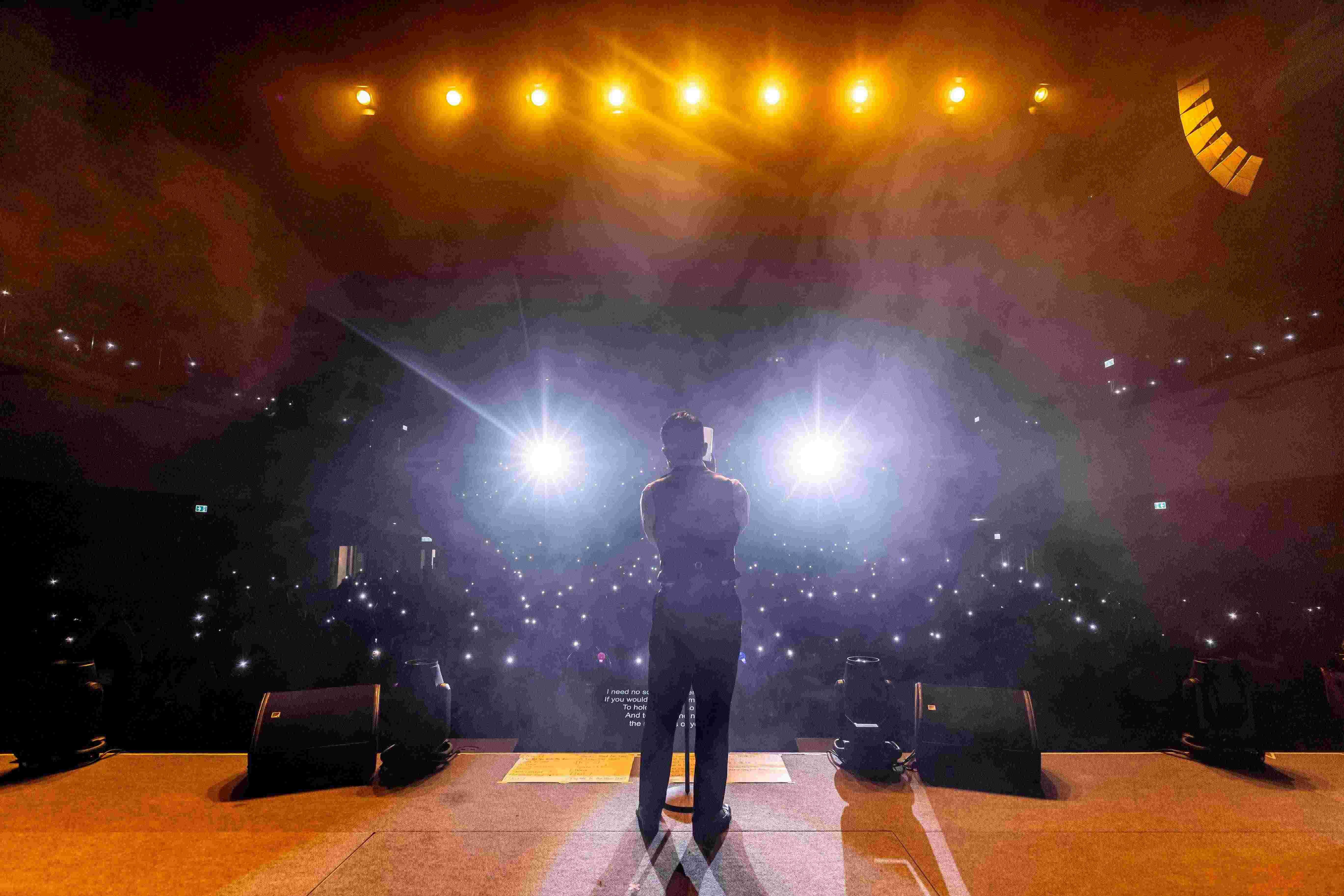 陳奐仁整晚與觀眾互動十足,觀眾一度亮起手機燈營造一片星海,氣氛浪漫。