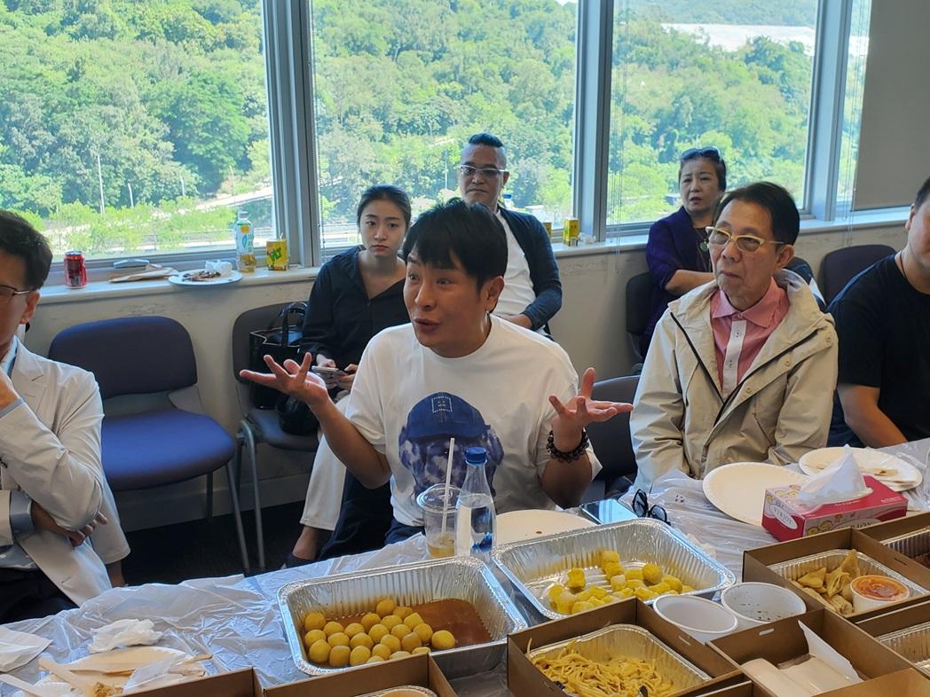 思浩侃侃而談,氣氛時而輕鬆、時而詭秘。