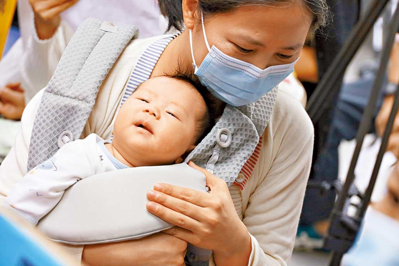 去年《施政報告》推出多項鼓勵生育措施(資料圖片)