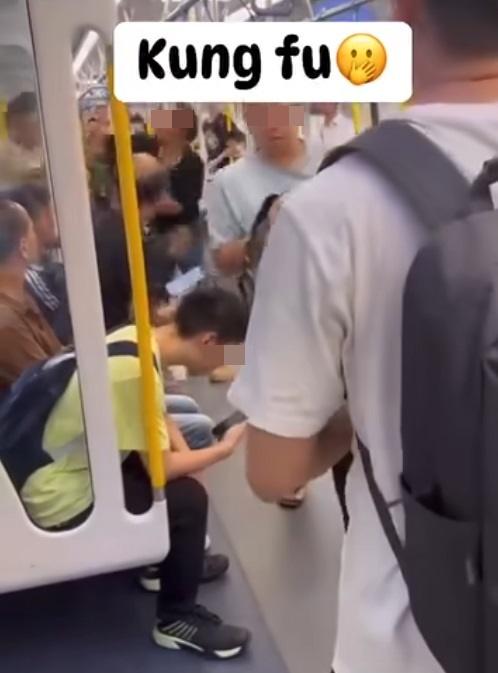 中年漢施展連環拳打年輕男子。(網片截圖)