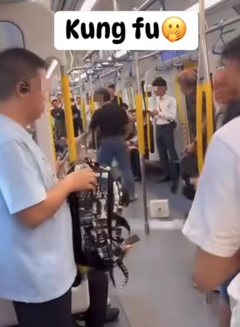 中年漢將年輕男子擊倒在地。(網片截圖)