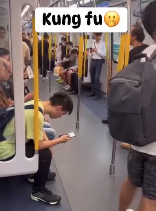 年輕男子最先與中年漢口角。(網片截圖)