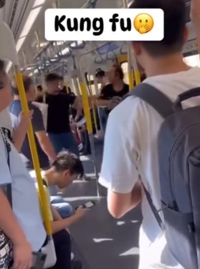 中年漢撿起地上的物品擲向年輕男子。(網片截圖)