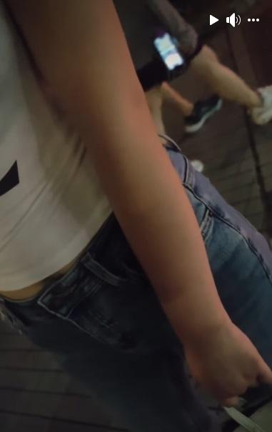 一名穿著印有「YSL(Saint Laurent)」字樣白色衣服的女子向拍片者借錢。(網片截圖)