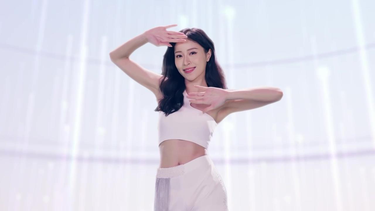 港姐冠軍倪樂琳以「女團風」小背心熱褲亮相。