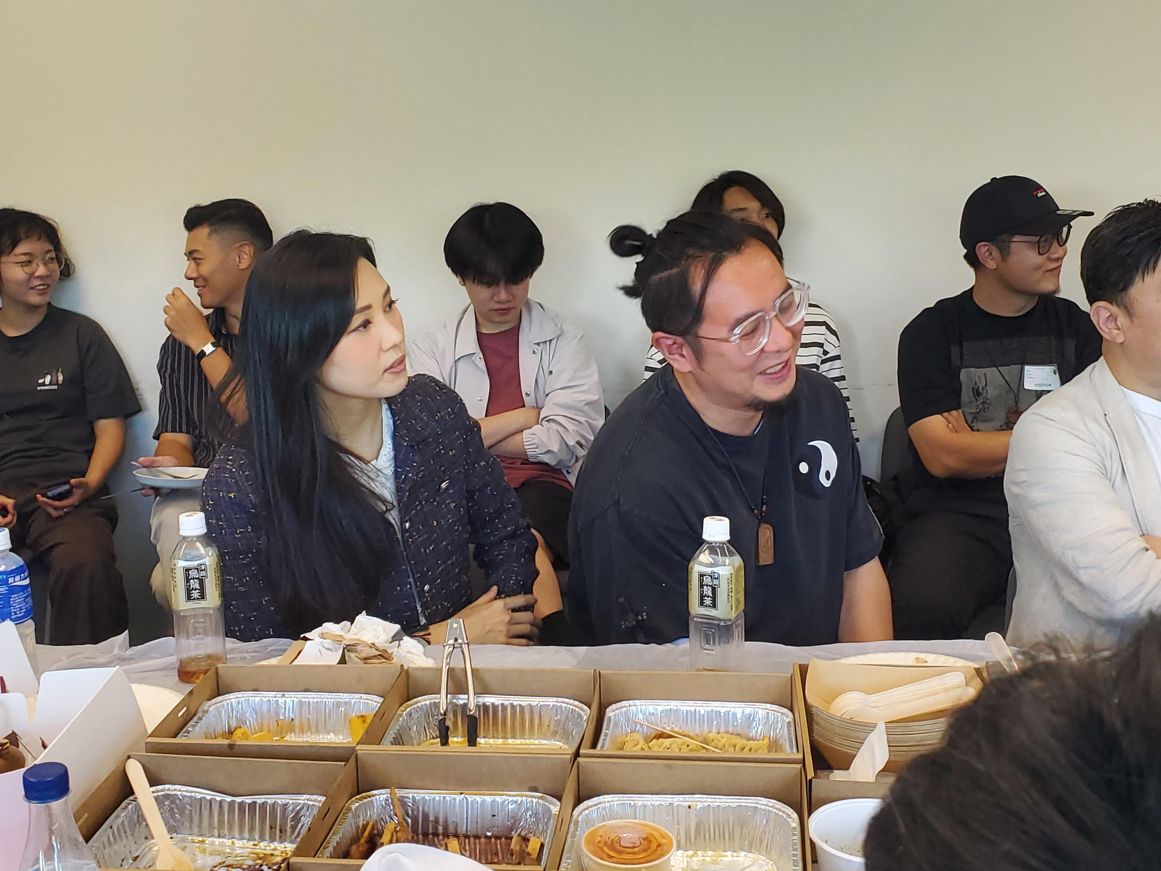 翡翠台《通靈之王》第一、二季冠軍,(左起)羅泳嫻及楓燧。