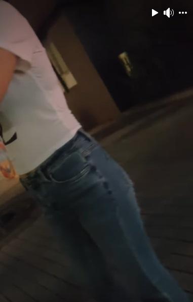 一名穿著印有「YSL(Saint Laurent)」字樣白色衣服的女子向拍片者借錢。(網片截圖)