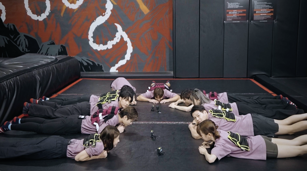 《陳伯挑你機》之體能之癲首個挑戰,要眾選手負重進行平板支撐。