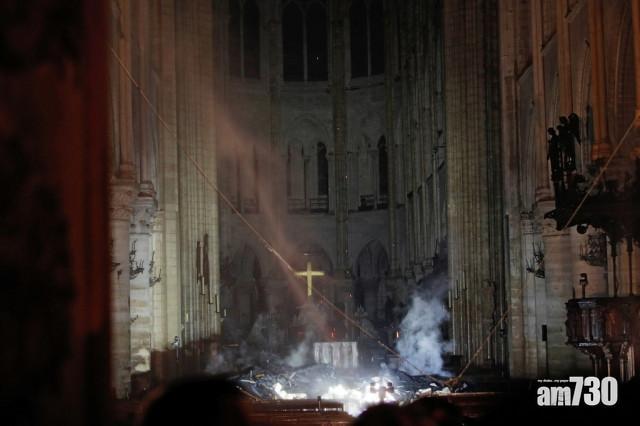 巴黎聖母院在2019年4月大火,教堂內祭壇十字架幸存。(資料圖片)