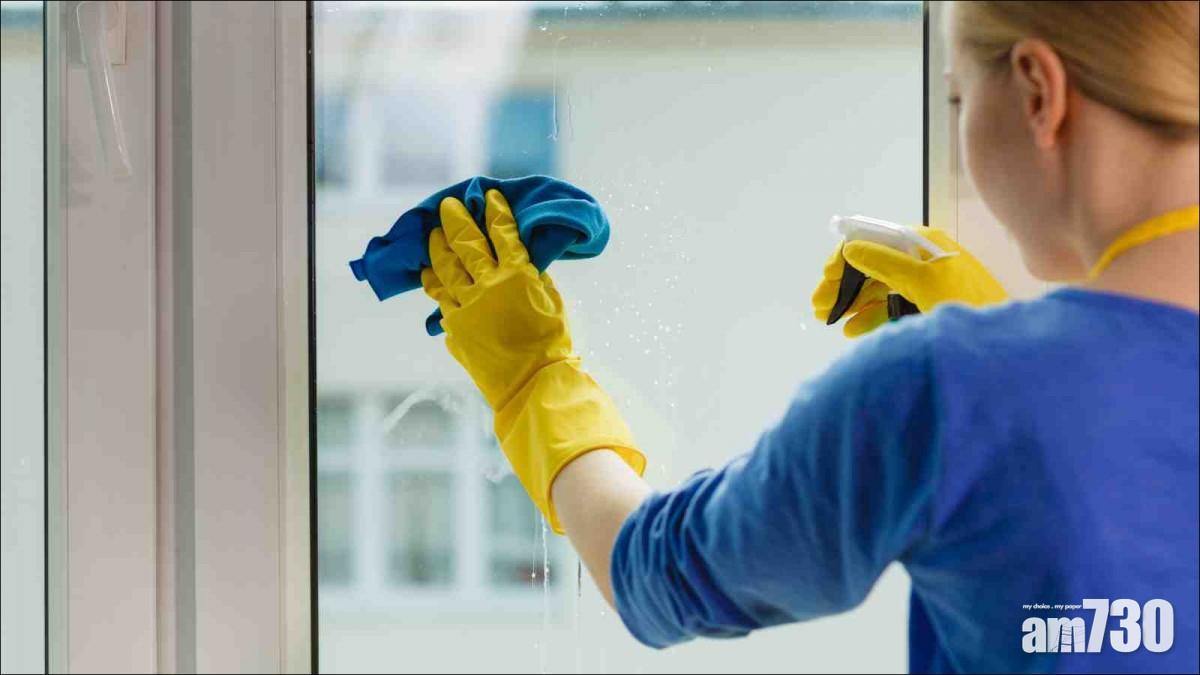 家務運動|清潔窗戶能有效地活動全身,是減肥方法之一。