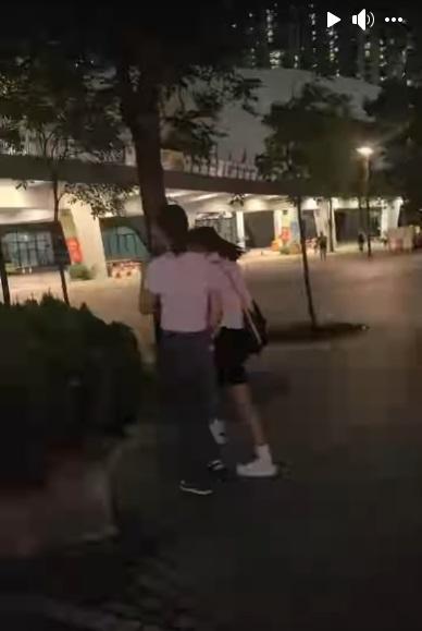 白衣女子聽後即刻轉身,與同行的女子一同離開。(網片截圖)