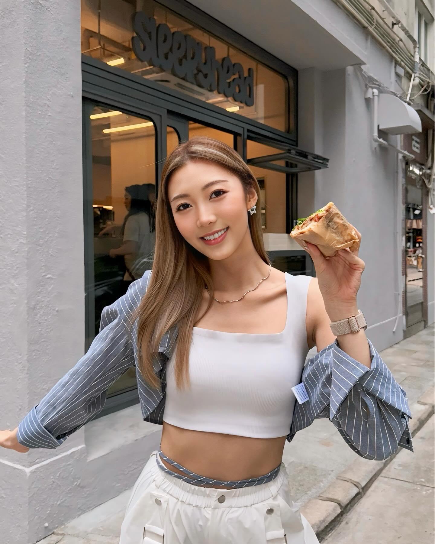 身形高䠷嘅佢,擁有一條肌肉型修長美腿同纖腰。