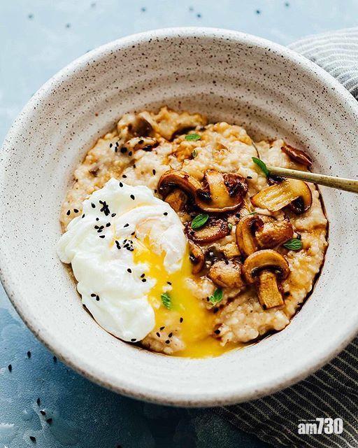 早餐食譜|洋蔥蘑菇燕麥煮出來與risotto的口感非常相似。(thefeedfeed)