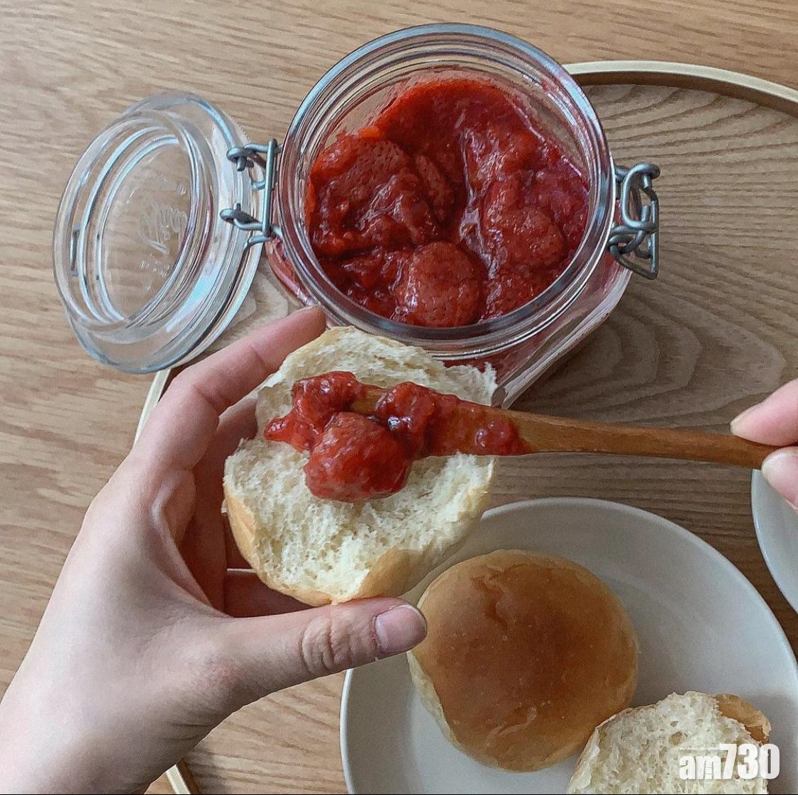 果醬做法︱士多啤梨醬搽在小餐包上便是一個簡單的早餐。