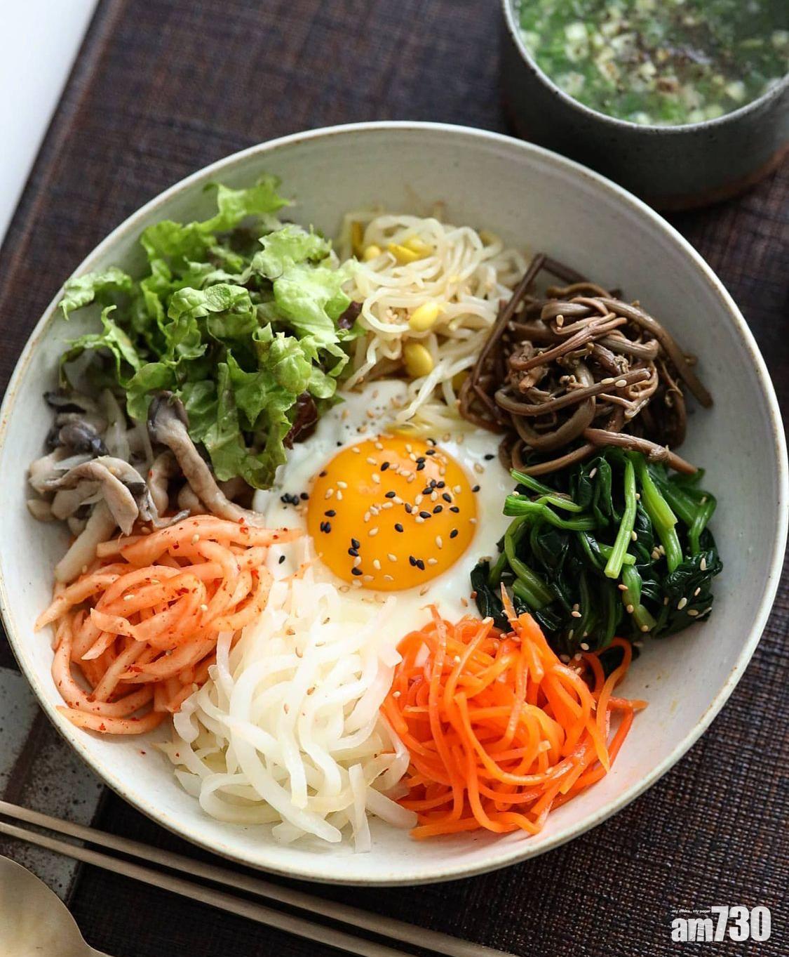 韓國年糕食譜|韓式拌飯記得要分開炒熟配菜,才可方便擺盤。