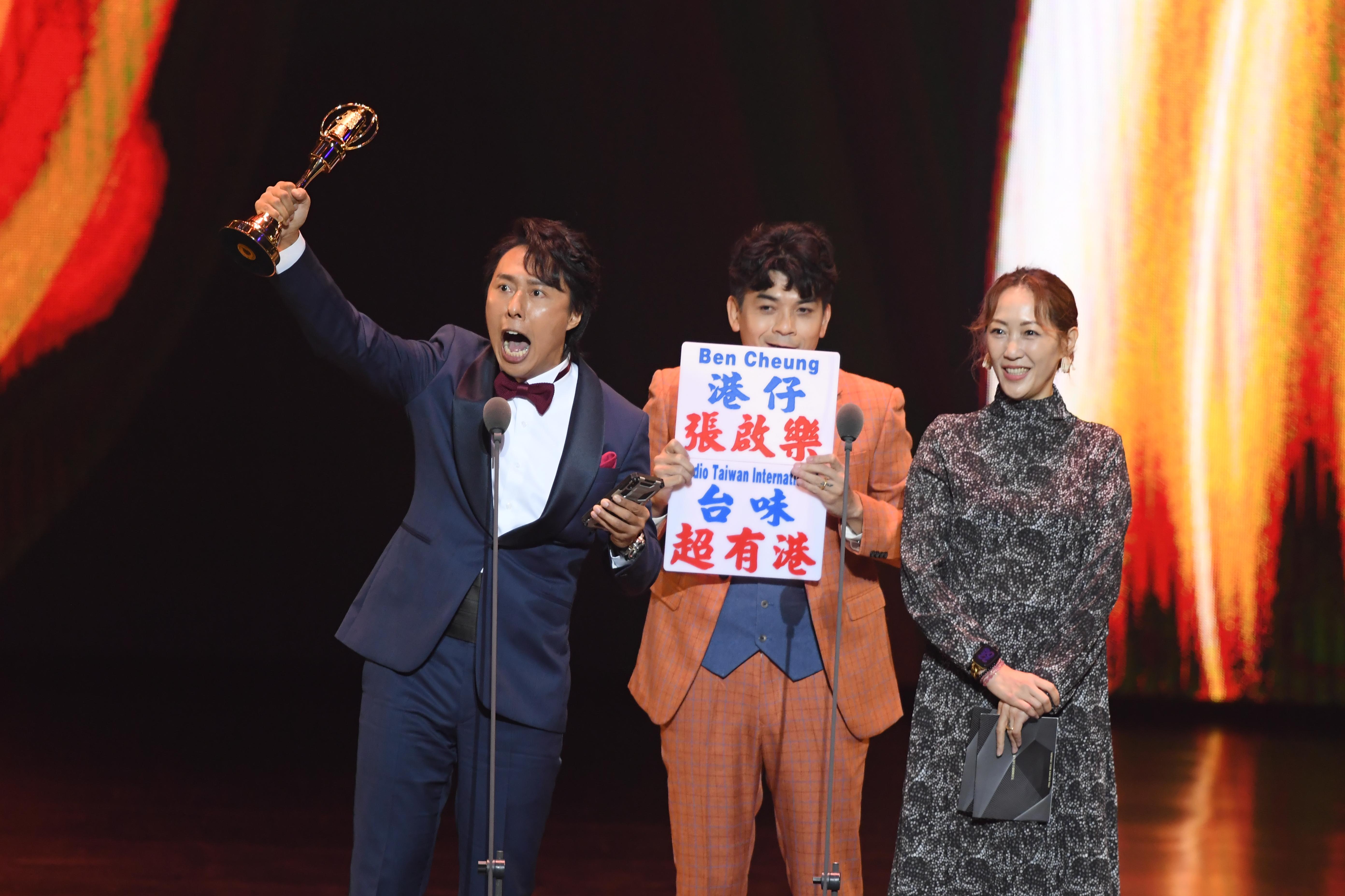 Ben致謝時,主持把玩著他帶來的兩塊小巴名牌。