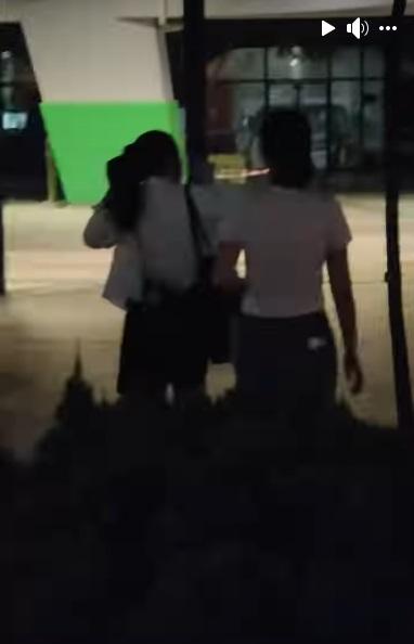 白衣女子聽後即刻轉身,與同行的女子一同離開。(網片截圖)