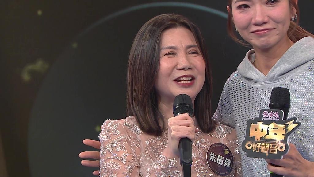 車婉婉被感動得流下眼淚。