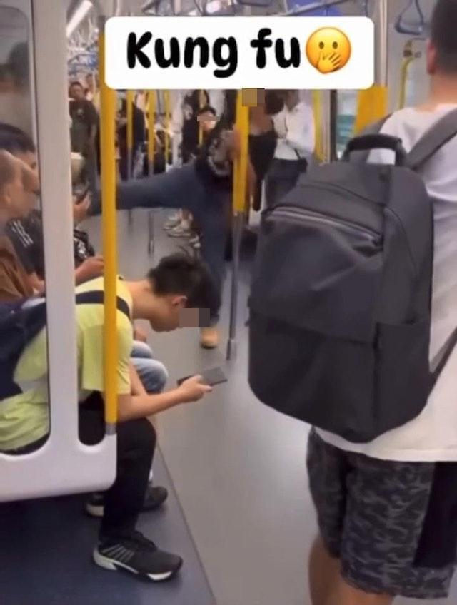 中年漢施展「穿心腿」踢向年輕男子。(網片截圖)