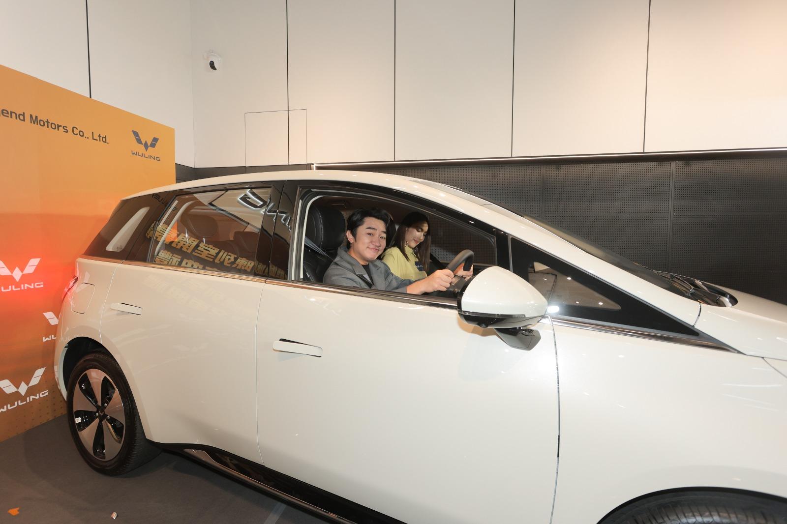 王祖藍與李亞男今日夫妻檔出席汽車活動。