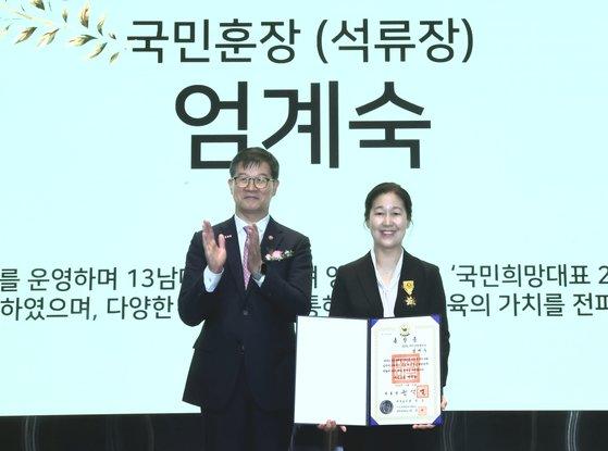 南寶拉母親李英美在南韓第18屆孕婦節活動,獲頒國家功勞獎。(網上圖片)