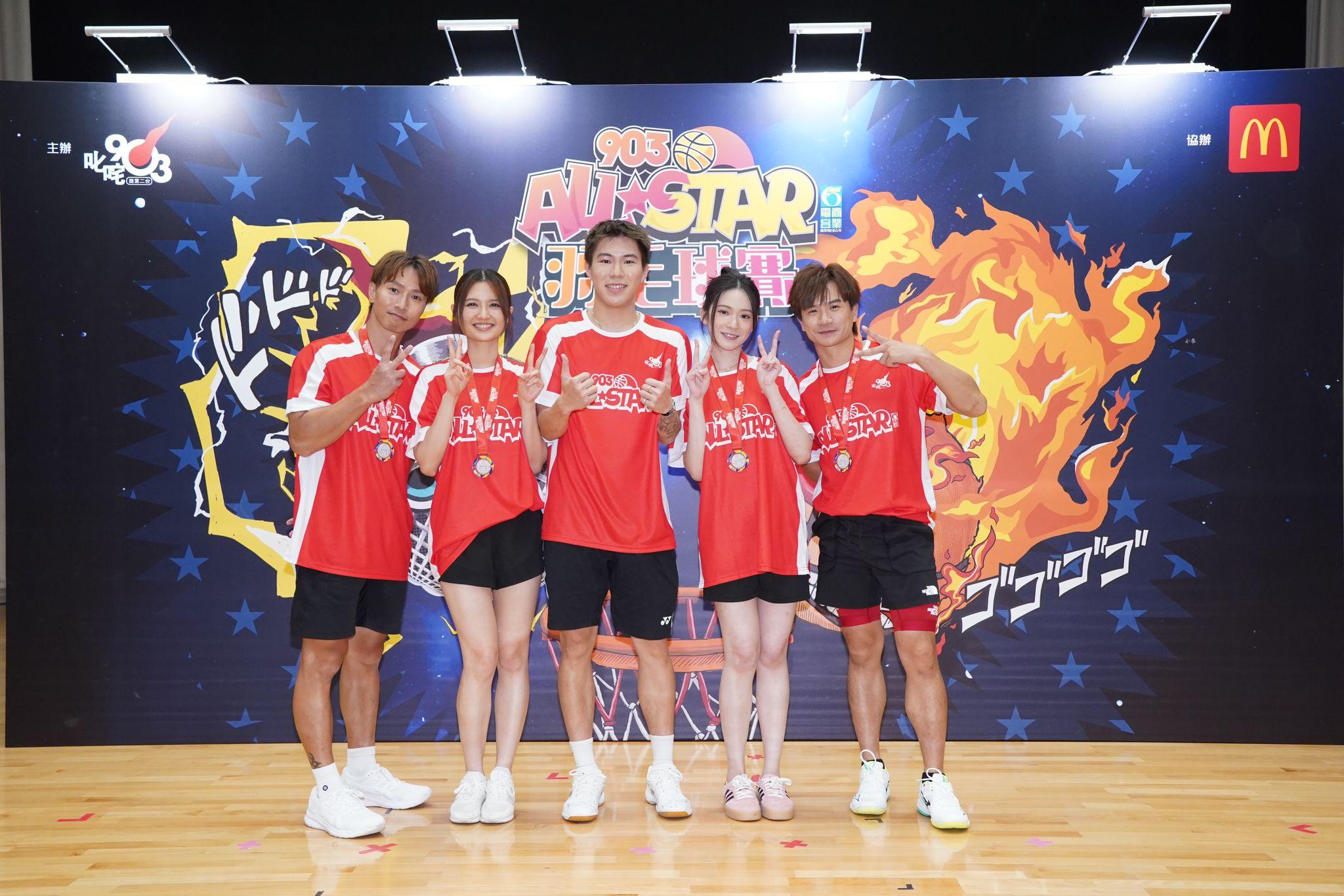 「歌星勇士隊」梁釗峰、陳柏宇、黃妍、雲浩影與羽毛球港隊代表李卓耀合照。