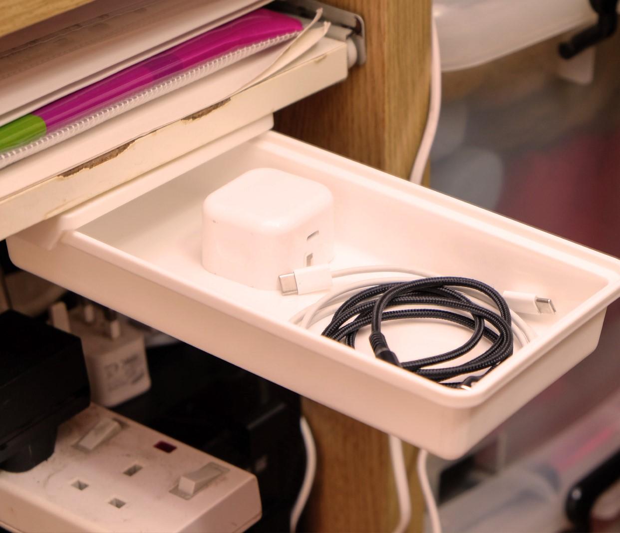 隱藏式桌下收納櫃筒整理盒。