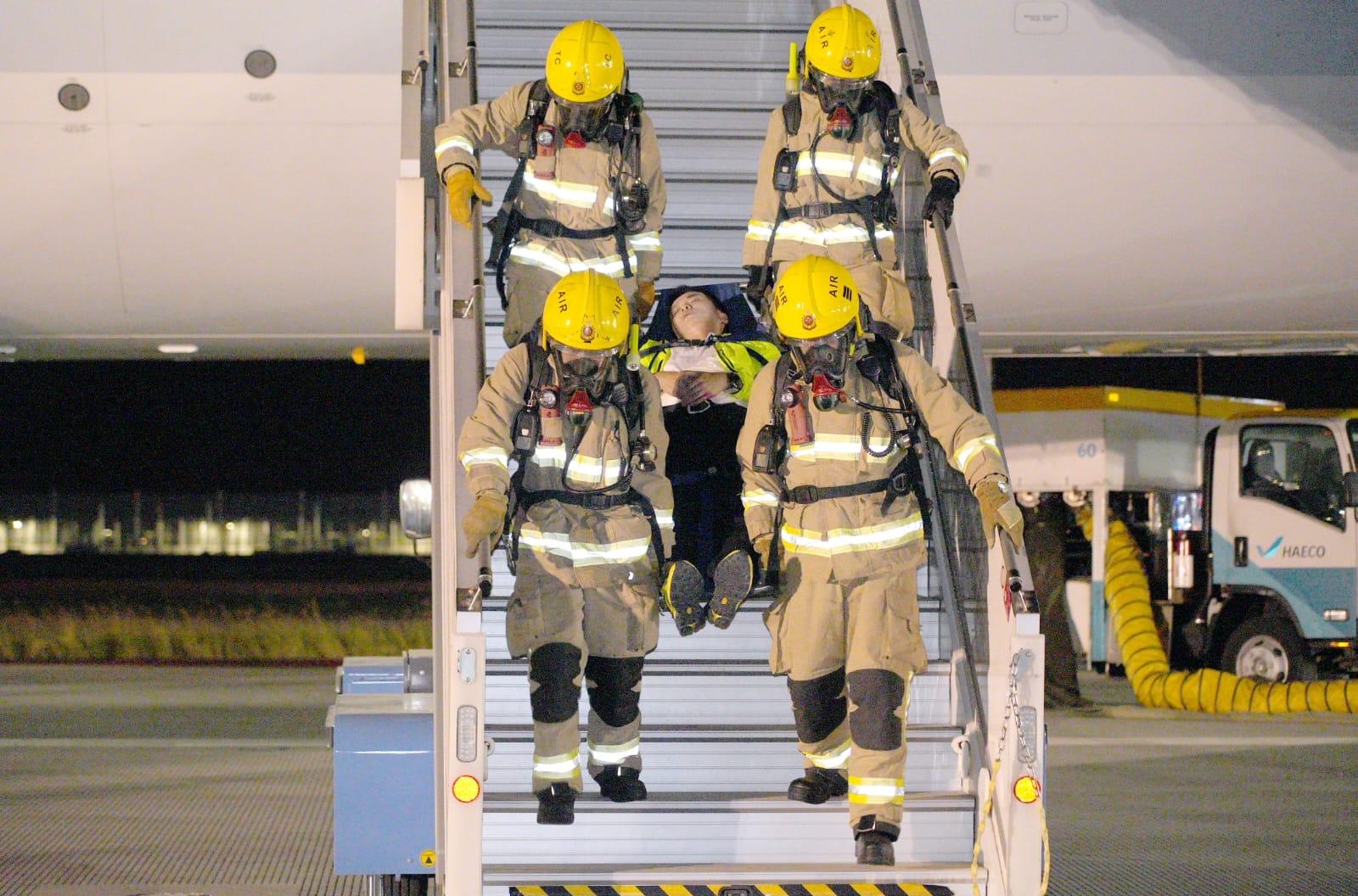 機場三條跑道計劃本年底前將全面投入運作,政府多個部門聯同公立醫院等機構超過1000名人員,首次在重新配置的中跑道,進行飛機事故及救援演習。