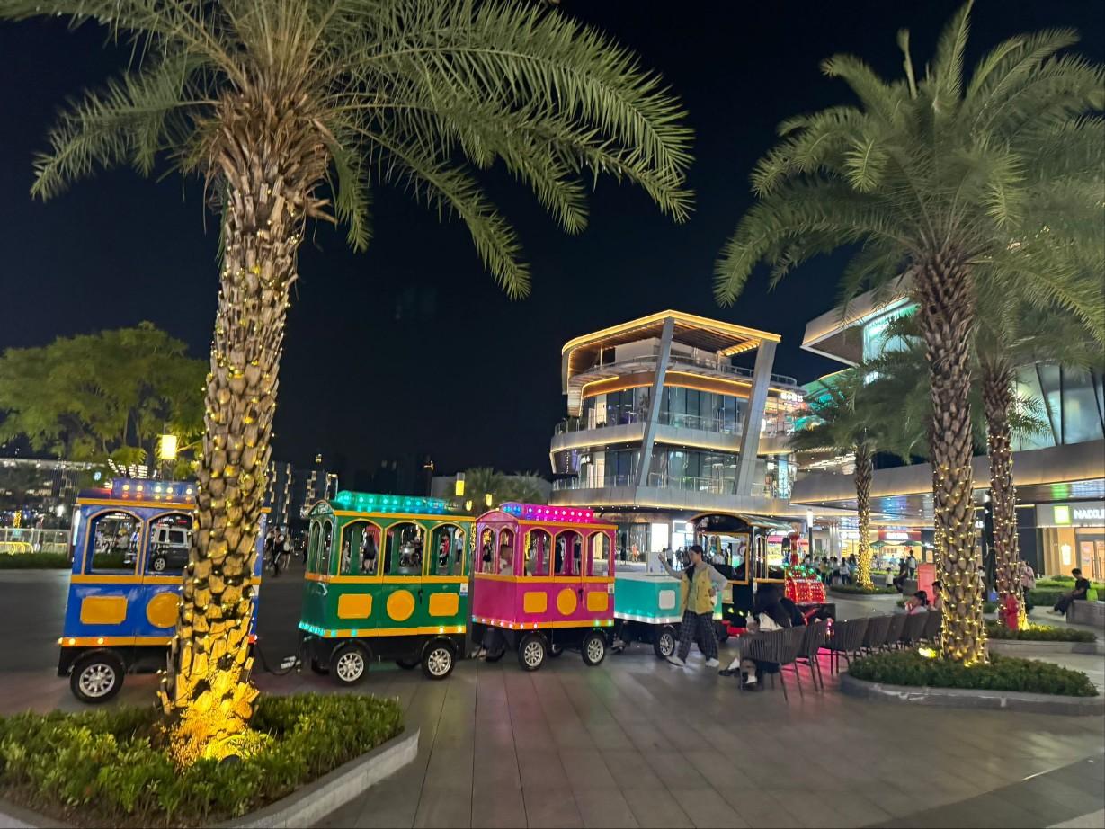 距珠海的家不遠有大商場,亮麗簇新。