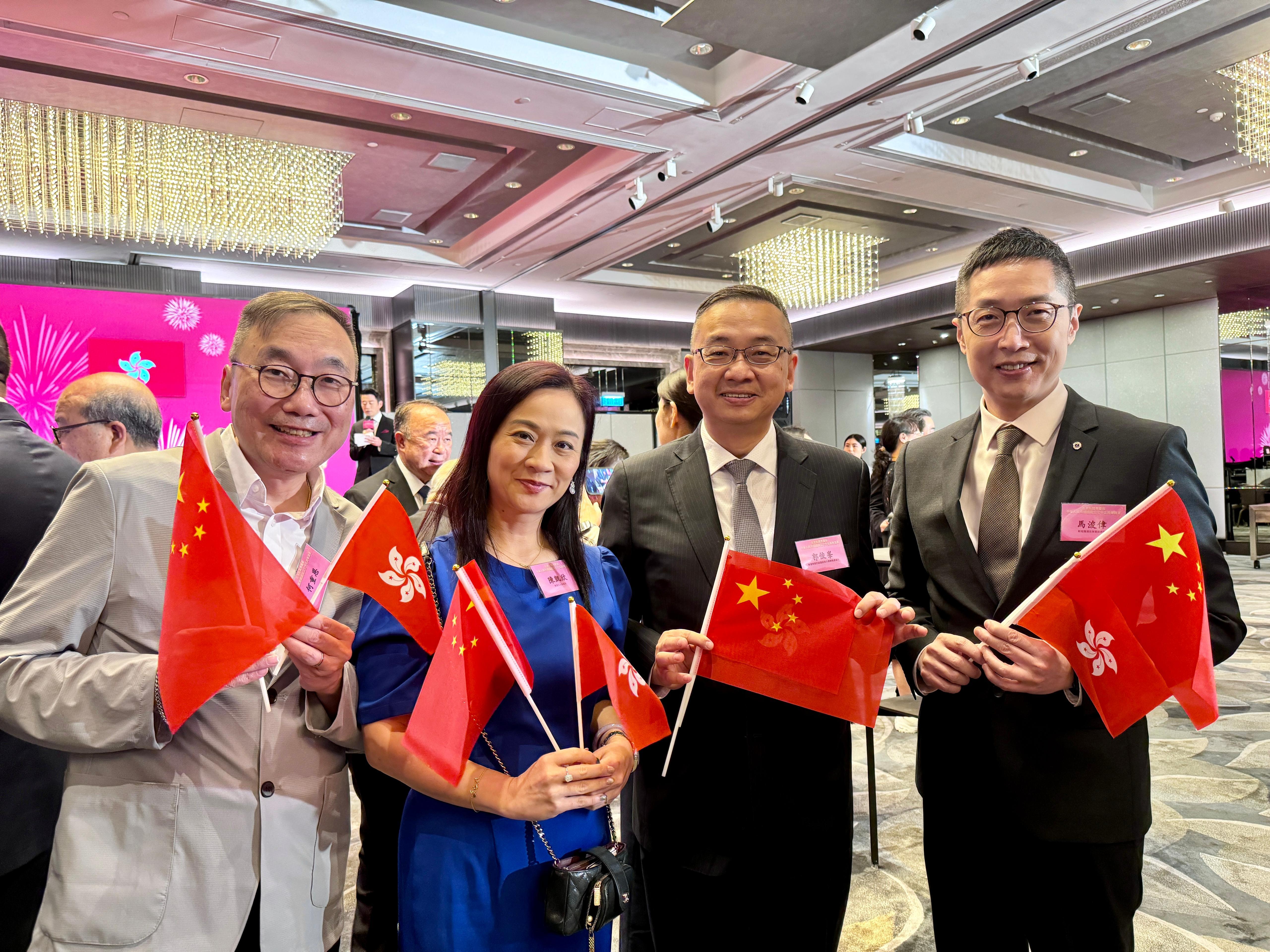 (右起)馬浚偉、郭俊峯、陳凱欣、何重恩。