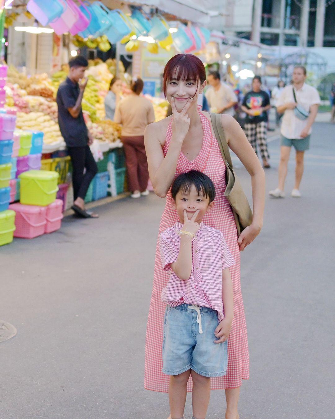 Grace跟鄭嘉穎育有三子。